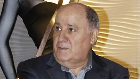 Amancio Ortega se sitúa en quinto lugar, con una ganancia de 4,800 millones de dólares, con lo que suma ahora 75,000 millones. 