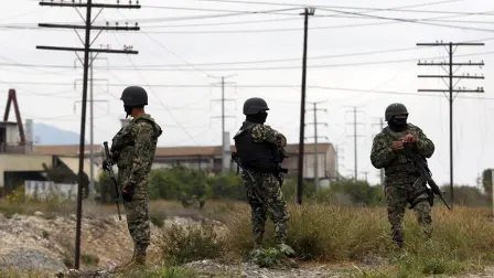 guardia del Ejercito Mexicano en el Residencial Anahuac despues de los enfrentamientos entre un gruop de hombres armados y el Ejercito Mexicano - Three members of the Mexican Army watch at the residencial Anahuac neighbordhood in Monterrey, Nuevo Leon State, Mexico on February 05, 2012, after clashes between a gruop of gunmen and Mexican Army. More than 40.000 people have been killed in rising drug-related violence in Mexico since December 2006, when President Felipe Calderon deployed soldiers and federal police to take on organized crime. AFP PHOTO/Julio Cesar Aguilar