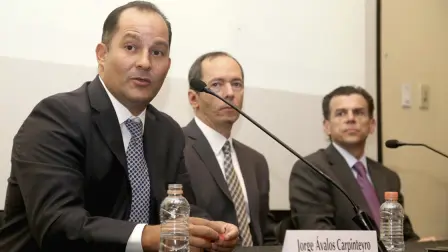 BMV - JORGE AVALOS CARPINTEYRO FEDERICO GARZA SANTOS Y JOSE-ORIOL BOSCH DURANTE LA CONFERENCIA DE PRENSA DE FIBRA MONTERREY EN LA BOLSA MEXICANA DE VALORES . FOTO :HUGO SALAZAR / EL ECONOMISTA .
