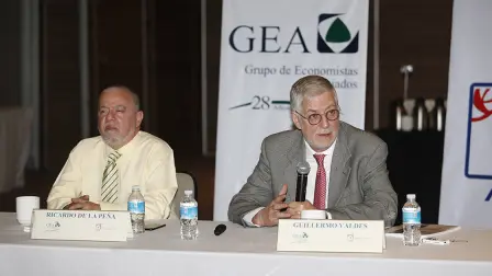RICARDO DE LA PEÃ‘A Y GUILLERMO VALDES DURANTE LA CONFERENCIA DE PRENSA DEL PRIMER REPORTE TRIMESTRAL DE ESTE AÃ‘O DEL ESTUDIO MEXICO: POLITICA SOCIEDAD Y CAMBIO;ESCENARIOS POLITICOS A CARGO DE GEA Y DE ISA . FOTO :HUGO SALAZAR / EL ECONOMISTA .