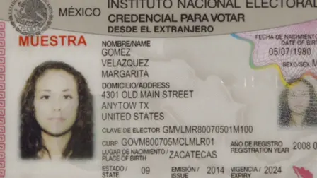 MÃ‰XICO, D.F., 14OCTUBRE2015.- Muestra de la nueva credencial de elector que podrÃ¡n utilizar los mexicanos en el extranjero para votar en las elecciones durante la prÃ³xima elecciÃ³n presidencial que se llevarÃ¡ a cabo en el 2018.FOTO: INE /CUARTOSCURO.COM