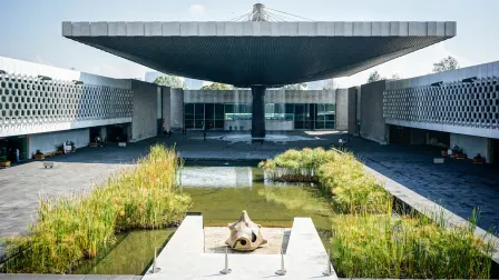 El Museo Nacional de Antropología alberga la colección arqueológica más importantes del país. Además este museo tiene un diseño y planeación única en la historia de la arquitectura moderna en México.