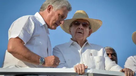 Criado en Santa Clara, al este de La Habana, el ingeniero electrónico de 57 años nació después de la revolución y no porta la fama de sus antecesores triunfadores de 1959. En la foto el presidente cubano Raúl Castro y Miguel Díaz-Canel asisten al desfile del Primero de Mayo en la Plaza de la Revolución.