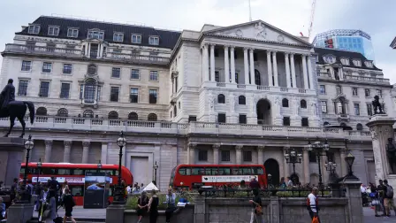 Tras esta decisión del Comité de Política Monetaria del Banco de Inglaterra, la libra esterlina cayó con fuerza en los mercados de divisas.