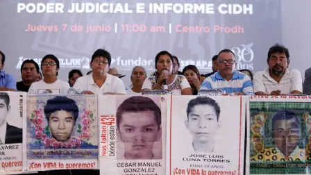 PADRES Y MADRES DE LOS 43 ESTUDIANTES NORMALISTAS DESAPARECIDOS DE AYOTZINAPA, PIDIERON UNA DECLARACION DE VOLUNTAD POLITICA DEL PRESIDENTE ENRIQUE PENA NIETO EN TORNO A LA SENTENCIA DEL PODER JUDICIAL Y EL INFORME DEL MECANISMO DE SEGUIMIENTO DEL CASO IGUALA. LOS ACOMPANARON VIDULFO ROSALES, ABOGADO Y MARIO PATRON, DIRECTOR DEL CENTRO DE DERECHOS HUMANOS MIGUEL AGUSTIN PRO JUAREZ. FOTO: ZULLEYKA HOYO