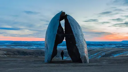 Estructuras del Paisaje. Como una intervención que surge del paisaje, la escultura y la arquitectura se diluyen. Ensamble Studio ha creado esta escultura arquitectónica para el Tippet Rise Art Center de Montana.
