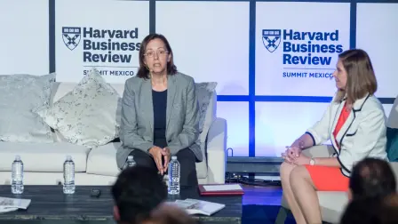 Blanca Gómez y Yvette Mucharraz durante el Harvard Business Review Summit 2018 en CDMX - Foto: Cortesía