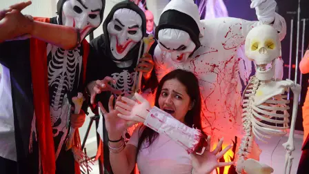 En la India, desde el hinduismo al menos, no se festeja Halloween, pero una parte de la población joven ha adoptado la celebración, especialmente en las ciudades más grandes, con mayor influencia occidental. Foto tomada durante las celebraciones del festival de Halloween en Amritsar.