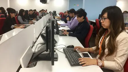 Colaboradores en el nuevo centro de contacto de Atento en el centro histórico de Ciudad de México - Foto Blanca Juárez