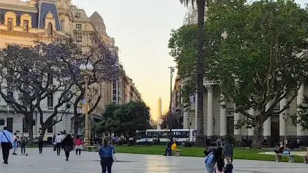 El inicio de verano austral en la Plaza de Mayo, Buenos Aires. Foto: Nicolás Lucas.