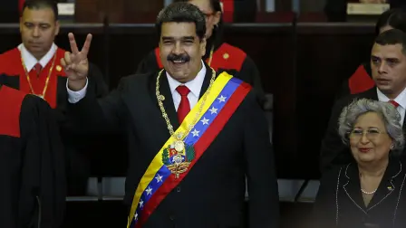 Nicolas Maduro - El presidente de Venezuela, Nicolás Maduro, hace una señal de victoria durante su juramentación en el Tribunal Superior de Justicia en Caracas, Venezuela, el jueves 10 de enero de 2019.  (AP Foto / Ariana Cubillos)