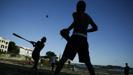 ARCHIVO - En esta fotografía del 15 de octubre de 2018 unos niños juegan béisbol en la playa en el vecindario de Casco Viejo, en Panamá. La Confederación de Béisbol Profesional del Caribe asignó el lunes 28 de enero de 2019 a Panamá la sede de la próxima Serie del Caribe tras retirar el evento a Venezuela ante las tensiones políticas que sacuden al país y la ruptura de relaciones entre Caracas y Washington. (AP Foto/Arnulfo Franco, Archivo) - OCT. 15, 2018 PHOTO