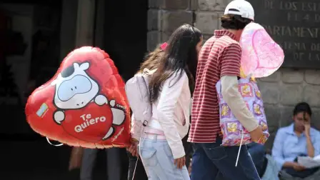 Las ventas de chocolates, dulces, muñecos de peluche, flores, cenas y hoteles, contribuirán a la reactivación del mercado interno. Foto: Gilberto Marquina.