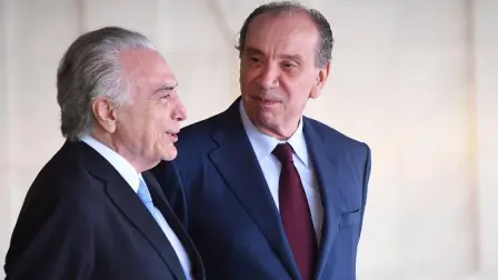El presidente brasile�o Michel Temer (izq.) junto a su ministro de relaciones exteriores, Aloysio Nunes Ferreira, durante la reuni�n de Mercosur en el Palacio de Itamaraty, Brasilia. EVARISTO SA AFP/GETTY IMAGES