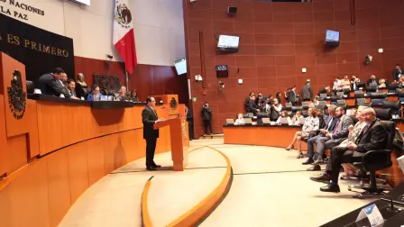 El comisionado presidente del Inai, Francisco Javier Acuña Llamas, en el Senado de la República al rendir el informe de labores 2017- 2018. Foto: Cortesía Senado de la República