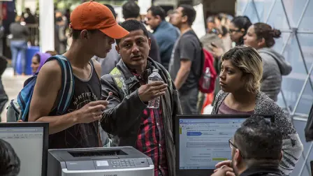 90227154. Tijuana, 27 Feb 2019 (Notimex-Eduardo Jaramillo).- La Dirección de Atención al migrante realizó la Segunda Feria del Empleo a Migrantes en el patio central de Palacio Municipal de Tijuana, donde 20 empresas ofrecieron alrededor de 800 vacantes a nacionales y extranjeros.NOTIMEX/FOTO/EDUARDO JARAMILLO/STAFF/LAB/