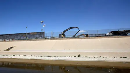 Trabajadores se encuentran al lado de maquinaria para construir el muro fronterizo en El Paso, Texas. Foto: Reuters