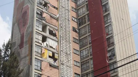 SISMO CDMX COLONIA DOCTORES - EN LA COLONIA DOCTORES UN EDIFICIO AFECTADO POR EL SISMO SE MANTIENE ACORDONADO. FOTO: NATALIA GAIA.