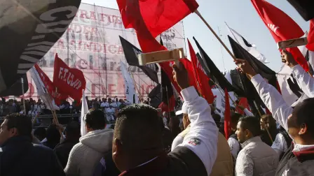 Contingentes de diversos sindicatos marcharon desde el Ángel de la Independencia en Paseo de la Reforma hacia al Zócalo capitalino, con motivo de la edición número 133 de la marcha por la dignidad del trabajo.