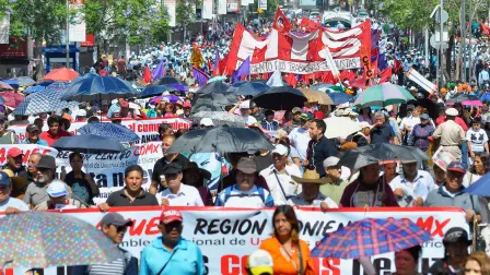 Contingentes de diversos sindicatos marcharon desde el Ángel de la Independencia en Paseo de la Reforma hacia al Zócalo capitalino, con motivo de la edición número 133 de la marcha por la dignidad del trabajo.