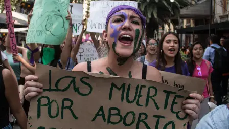 CIUDAD DE MÃ‰XICO, 08MARZO2019.- Con motivo del DÃa Internacional de la Mujer, miles de mujeres marcharon de la glorieta del ÃÅngel de la Independencia al ZÃ³calo capitalino para exigir el cese a las agresiones contra las mujeres, asÃ como los feminicidios. Las inconformes gritaron consignas y mostraron pancartas con la leyenda â€œse va caerâ€ù, refiriÃ©ndose al estado patriarcal del cual son vÃctimas, afirmaron. Asimismo, se condenÃ³ la no despenalizaciÃ³n al aborto y la reciÃ©n aprobada reforma en el estado de Monterrey que dictamina al mismo como un delito. FOTO: ANDREA MURCIA /CUARTOSCURO.COM