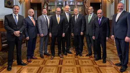 CIUDAD DE MÃ‰XICO, 28MAYO2019.- AndrÃ©s Manuel LÃ³pez Obrador, Presidente de MÃ©xico se reuniÃ³ en su oficina de Palacio Nacional con directivos de Bombardier Inc., empresa canadiense considerada lÃder de la producciÃ³n de material para ferrocarril, aviones regionales y otros servicios comerciales. En la imagen JosÃ© Manuel Madero, Alfonso Romo Garza, jefe de la Oficina de Presidencia, Karl Reichelt-VP, Business Development, Elliot Lee Sander, President &CEO, Bombardier Americas, Daniel Desjardins, Chairman of the Board Bombardier, AndrÃ©s Manuel LÃ³pez Obrador, Presidente de MÃ©xico, Carlos Eduardo Represas, Chairman AmÃ©rica Latina Bombardier, Luis TÃ©llez Kuenzler y Frederic GarcÃa.FOTO: PRESIDENCIA /CUARTOSCURO.COM