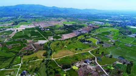 Ruinas arqueológicas de la ciudad de Liangzhu, China. Ubicadas en la cuenca del río Yangtze, estas ruinas son un ejemplo sobresaliente de la civilización urbana temprana expresada en monumentos de tierra, planificación urbana, un sistema de conservación de agua y una jerarquía social expresada en cementerios dentro de la propiedad.