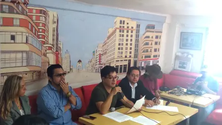 Rueda de prensa de los vecinos del Edificio Trevi, ubicado en Cristóbal Colón 1. Foto EE: Fernando Gutiérrez
