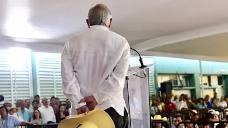 El presidente López Obrador dio a conocer el último reporte del FBI en su discurso durante su visita al hospital del IMSS en Huetamo. Foto EE: Cortesía Gobierno de México