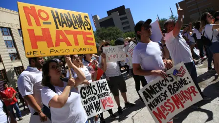 Miembros de la Liga de Ciudadanos de Latinoamericanos Unidos participaron en la “Marcha por Estados Unidos” para protestar por el ataque ocurrido hace una semana en El Paso. Foto: Notimex.