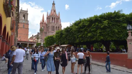 En San Miguel de Allende, una de las joyas turísticas de México, los agentes policiacos perciben salarios bajos y cuentan menos protecciones para su integridad. En la imagen, San Miguel a comienzos de agosto. Foto: Notimex.
