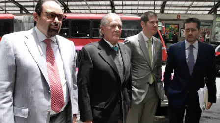 En la imagen, los todavía abogados de Rosario Robles arriban al Consejo de la Judicatura Federal para entregar un documento de queja contra el Juez implicado en el proceso de la exfuncionaria y una solicitud de recusación por ilegalidad en su resolución. Foto: Notimex.