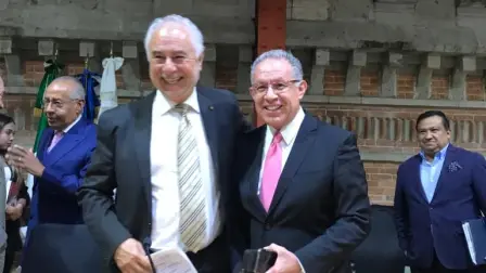 El doctor Mario I. Álvarez Ledesma, en la presentación del libro "Introducción al derecho", en el auditorio Emilio Portes Gil de la Escuela Libre de Derecho. Foto: Cortesía