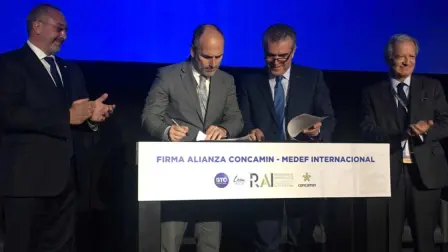 Olivier Piepsz, vicepresidente de Grupo Safrán y de MEDEF; y Francisco Cervantes, presidente de la Concamin firmaron un memorándum para que México sea parte de una iniciativa de Francia y Alemania como promotores de la Industria 4.0. Foto EE: Cortesía MEDEF Internacional / Twitter @MEDEF_I