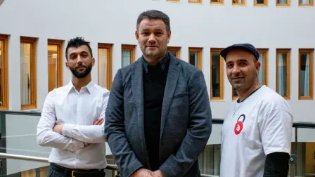 Arne Viste (centro) ha contratado a más de 70 migrantes sin papeles. Foto: Steffen Tromt, TWP