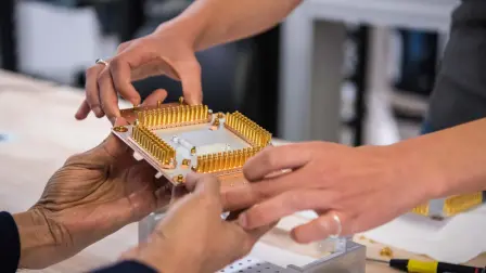 Foto:  Imagen muestra un componente de la computadora cuántica de Google en el laboratorio de Santa Bárbara.