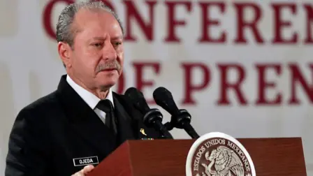 En Palacio Nacional, el secretario de Marina, José Rafael Ojeda, informó que en el caso de la alcaldesa de Manzanillo, se le proporcionó un domicilio en una unidad habitacional militar. Foto EE: Cortesía Gobierno de México