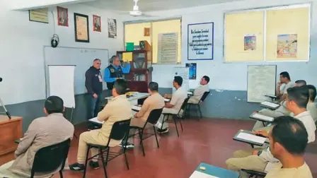 La DGAE de la UNAM aplicó el examen de admisión a 20 aspirantes a licenciatura concentrados en penales de Oaxaca y de la Ciudad de México, entre ellos una mujer. Foto: UNAM