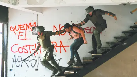 Crisis. La policía ha sido señalada de haber cometido violación a los derechos humanos. Foto: Reuters