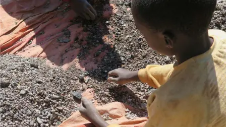 Charles, entonces de 13 años, estudiaba por la mañana y trabajaba por las tardes con su padre en la minería de cobalto en Kapata, República Democrática del Congo. Foto: Amnistía Internacional y Afrewatch