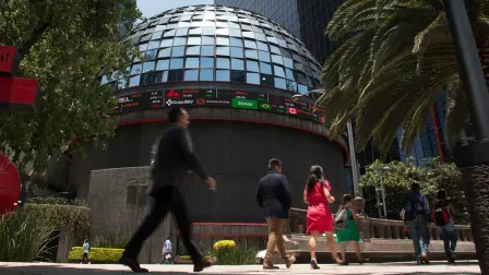 CIUDAD DE M√âXICO, 14AGOSTO2019.- La Bolsa Mexicana de Valores (BMV), ubicada en Avenida Paseo de la Reforma.  Esta ma√±ana se registro una ca√≠da en la Bolsa con la operaci√≥n m√°s baja en 5 a√±os ante una ola de aversi√≥n global al riesgo producto de la publicaci√≥n de d√©biles datos econ√≥micos en China y la zona euro que detonaron nuevos temores de una recesi√≥n global.FOTO: ANDREA MURCIA /CUARTOSCURO.COM