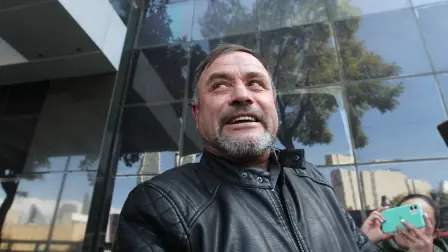 Adrián LeBarón acompañó a padres de familia de menores con cáncer que se manifestaron en el Senado de la República. Foto: Notimex
