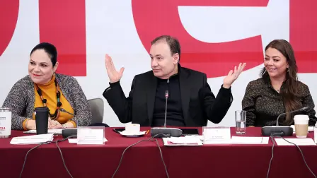 El secretario de Seguridad Alfonso Durazo Monta√±o durante el encuentro con senadores de Morena