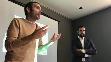 Christian Rodríguez y Guillermo Gaspar, fundadores de la startup española Byhours. Foto EE: Rodrigo Riquelme