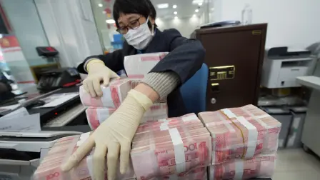 El Banco Central de China realizó una emisión de emergencia de nuevos billetes por un importe de 4,000 millones de yuanes, unos 575 millones de dólares. Foto: Reuters.