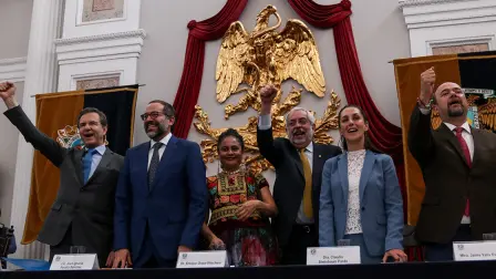 Esteban Moctezuma, secretario de Educaci�n P�blica; Jos� Ignacio Peralta S�nchez, gobernador de Colima; Natalia Toledo, subsecretaria de Educaci�n; Enrique Graue Wiechers, rector de la UNAM; Claudia Sheinbaum, jefa de Gobierno de la ciudad, y Jaime V