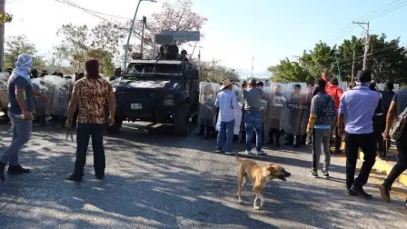 El 16 de febrero pasado, elementos de seguridad del estado de Chiapas agredieron a integrantes de la caravana encabezada por padres y madres de los normalistas desaparecidos de Ayotzinapa. Foto: Twitter Tlachinollan