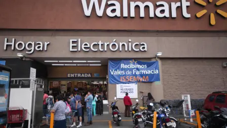 Walmart indicó que también ha implantado medidas adicionales de higiene y sana distancia en todas sus tiendas, clubes, centros y bodegas de distribución y oficinas centrales. Foto: EE Archivo.