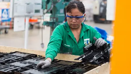 DE IZQUIERDA A DERECHA: ALFONSO ACEVES DEL OLMO, REPRESENTANTE LEGAL DE LA CTM, ENRIQUE GONZALEZ HAAS, PRESIDENTE Y DIRECTOR GENERAL DE SCHNEIDER ELECTRIC MEXICO, SALOMON CHERTORIVSKI WOLDENBERG, SECRETARIO DE DESARROLLO ECONOMICO, DIONE ANGUIANO FLORES, JEFA DELEGACIONAL DE IZTAPALAPA, HECTOR MARQUEZ SOLIS, JEFE DE LA UNIDAD DE CONTENIDO NACIONAL Y FOMENTO DE CADENAS PRODUCTIVAS E INVERSION DE LA SECRETARIA DE ECONOMIA. SURANTE LA INAUGURACION SCHNEIDER ELECTRIC.