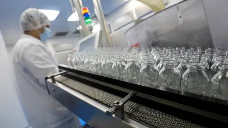 Un técnico de laboratorio trabaja en el fármaco remdesivir en las instalaciones de Eva Pharma en El Cairo, Egipto. Foto Reuters